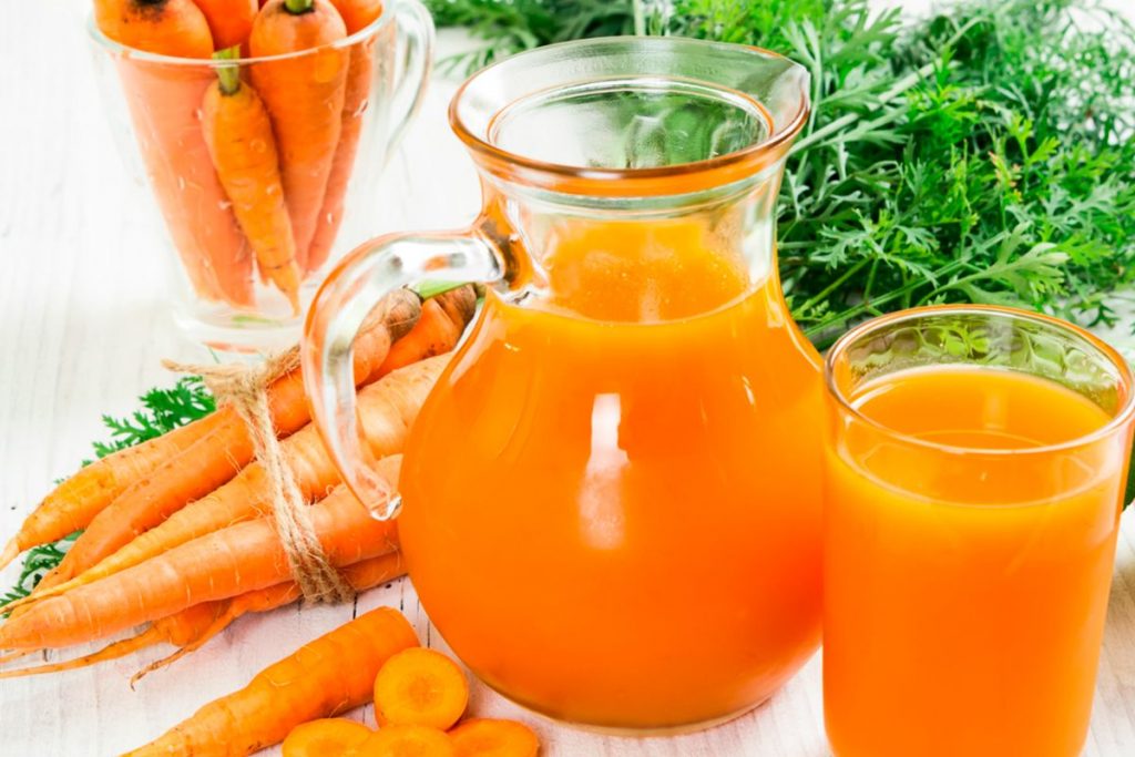 Смесь сока и воды. Морковный сок. Морковный Фреш. Морковный сок на зиму. Домашний морковный сок.