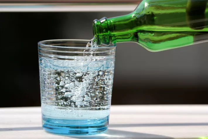 Você deve adicionar água mineral à sua dieta?